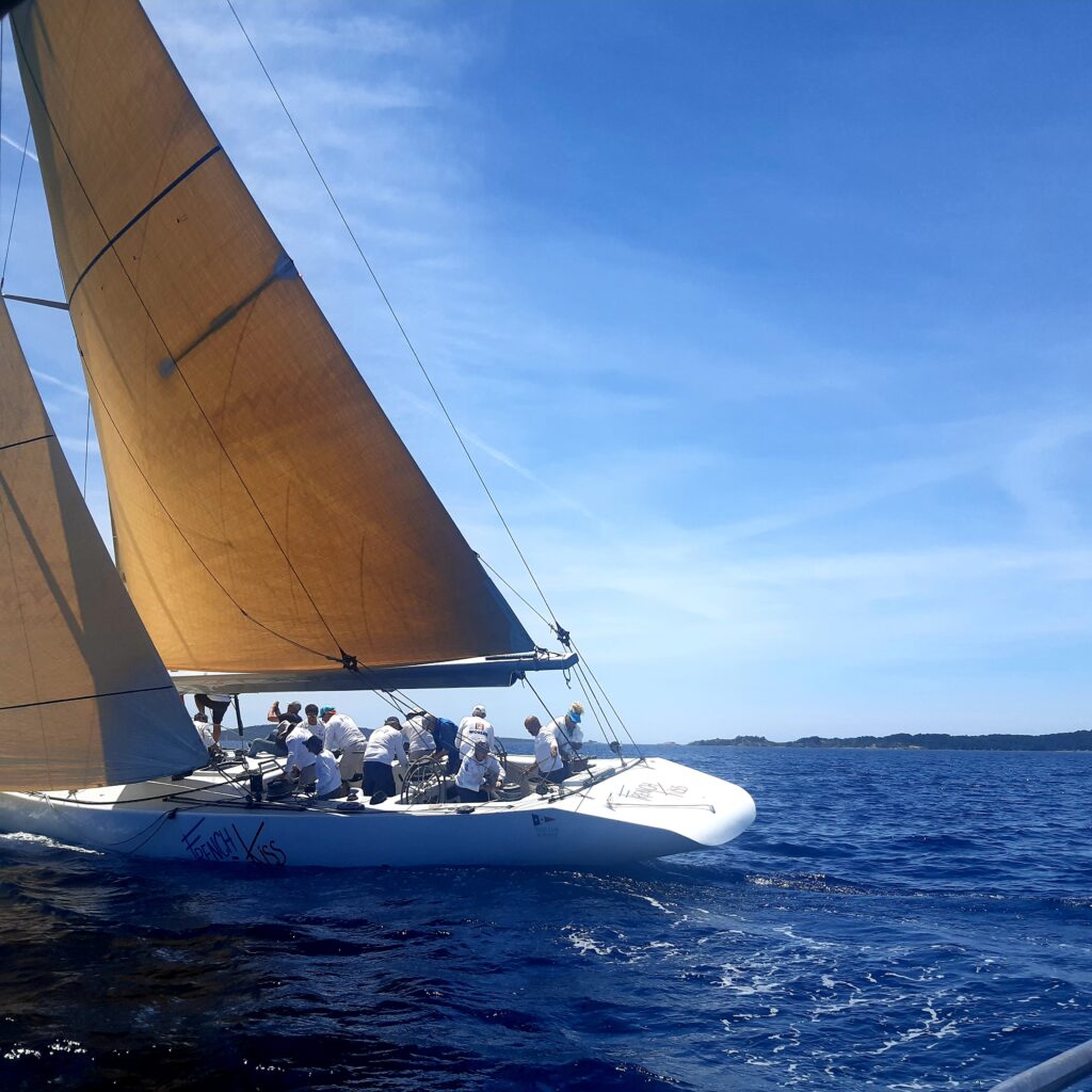 Isabelle à bord du French Kiss avec Marc Pajot skipper